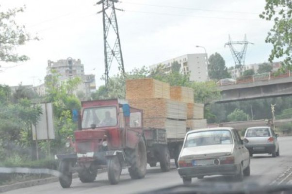 Fără permis, a condus un tractor şi a provocat un accident